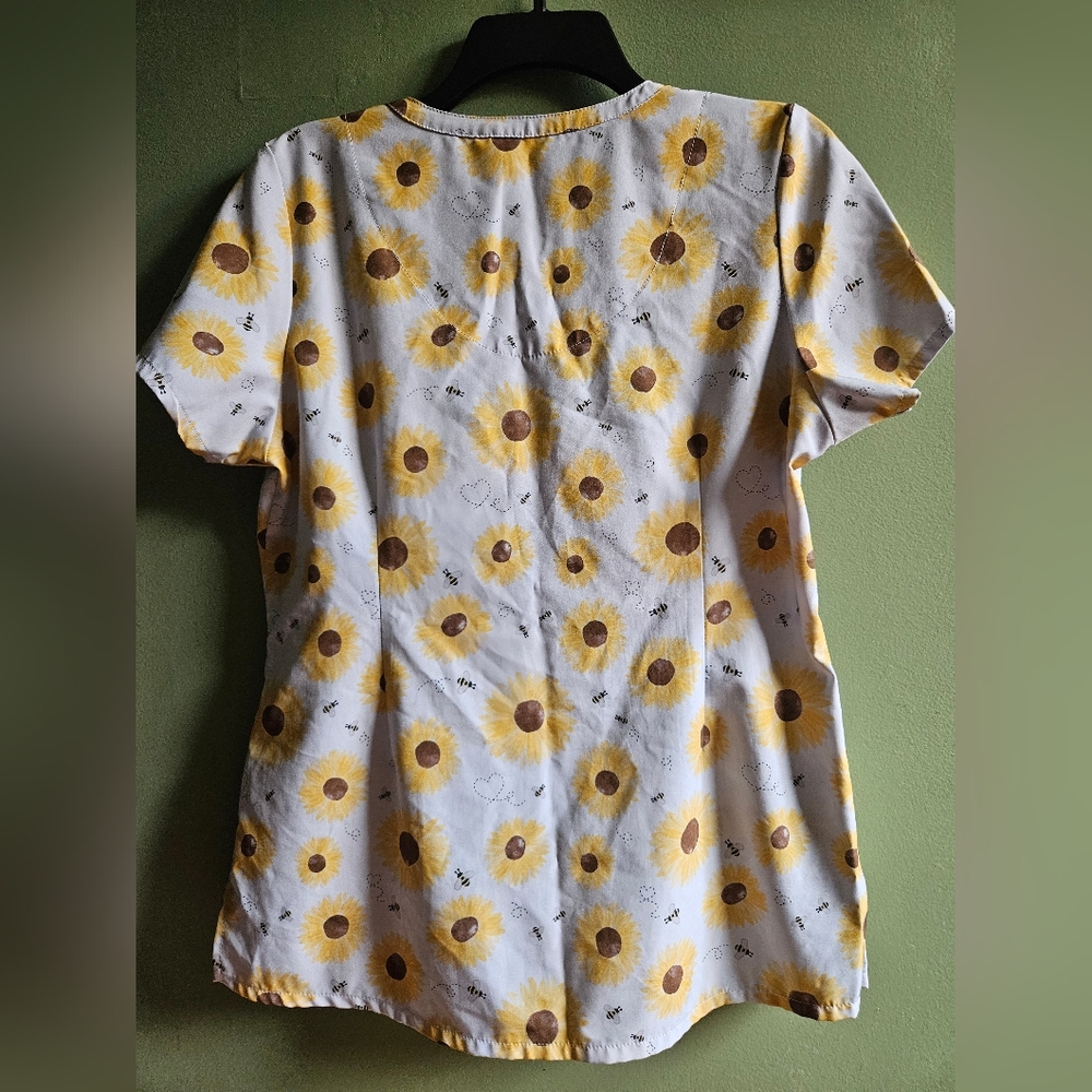 Maevn Bee The Sun Women's 3-Pocket STRETCH V-Neck Print Scrub Top - Picture 4 of 8